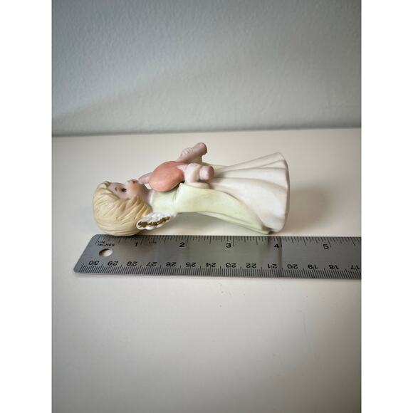 Vintage Lefton Angel Valentine Figurine Holding Heart - Picture 6 of 7